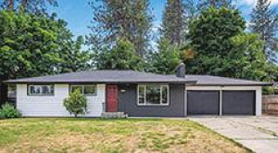 UPDATED RANCHER OFFERING NEARLY 2400 SQ.FT.