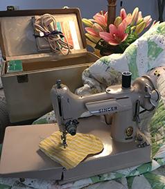 SINGER FEATHERWEIGHT PORTABLE COMPACT SEWING MACHINE