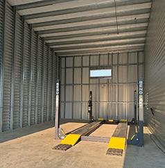 FIRST RESALE! GARAGE LODGE UNIT WITH LIFT