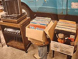 EARLY 1970’S VINTAGE RECORD PLAYER