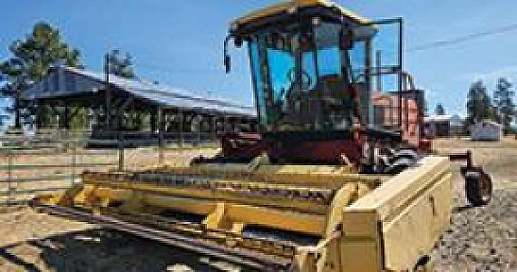 NEW HOLLAND 2550 DIESEL SWATHER